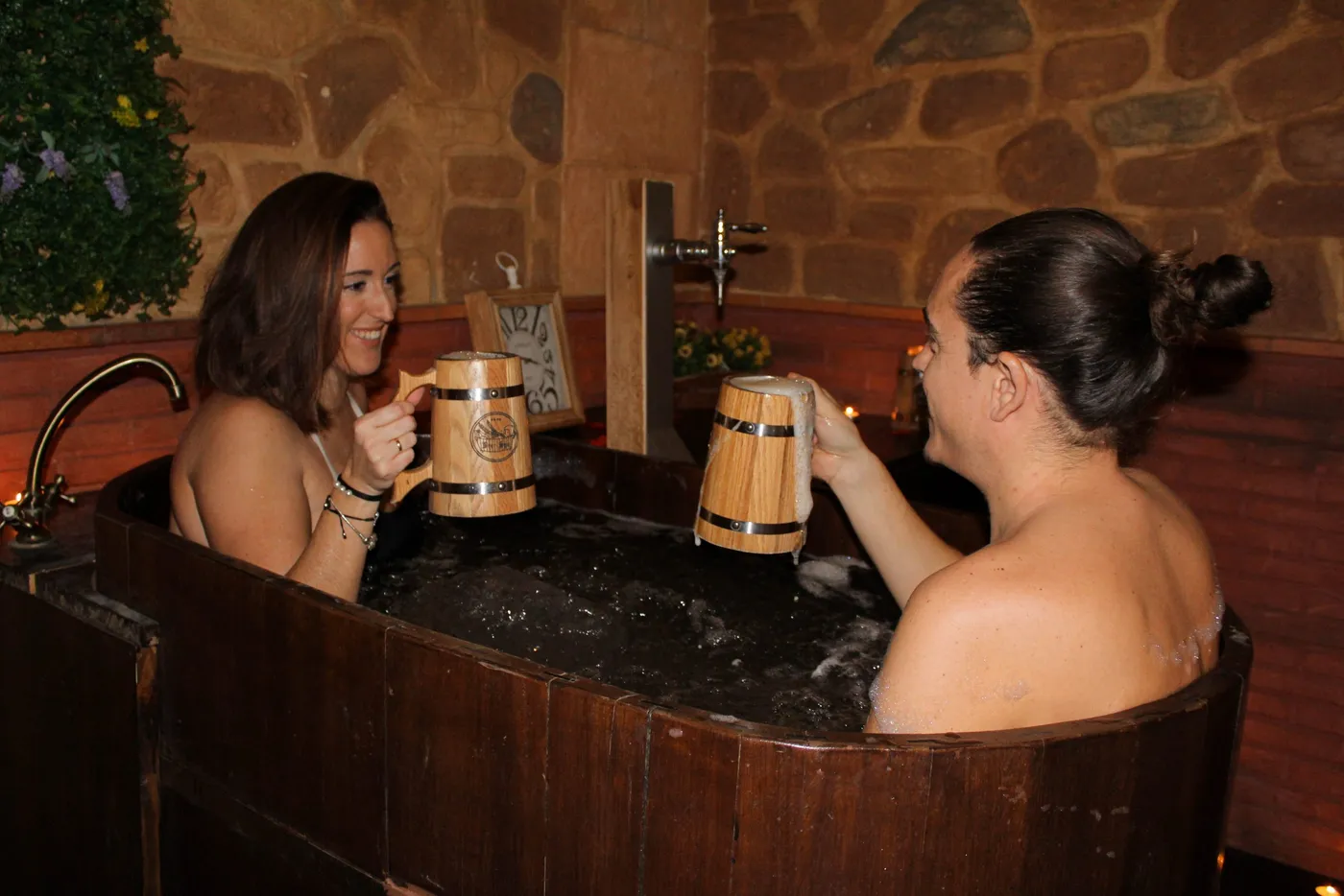 Un Plan Perfecto para Parejas: Disfrutar de un Spa de Cerveza